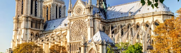Miliardári soptia. Francúzsky parlament zabránil renovačnému zohyzdeniu Chrámu Matky Božej na multi-kulti opachu