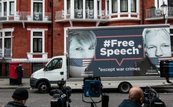 Konečný trest pro Juliana Assangeho novinářům připomíná, že jejich úkolem je odhalovat, co stát tají