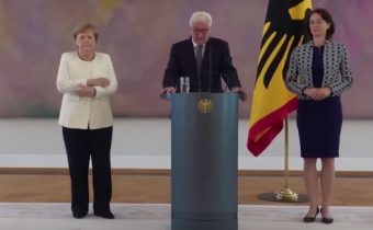 Angela Merkelová se opět třásla během oficiálního ceremoniálu (Video)