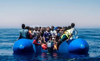 Loď s migrantmi už desať dní nemôže zakotviť, jej pasažieri chcú do Európy