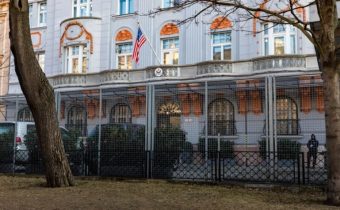 Pravdy o klamstvách o plote okolo americkej ambasády