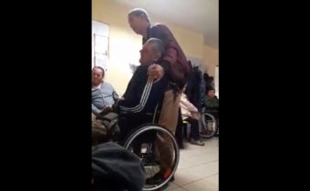 VIDEO: Pacient sa v skalickej nemocnici zvíjal od bolesti pred ambulanciou, personál ho nechal čakať pred dverami