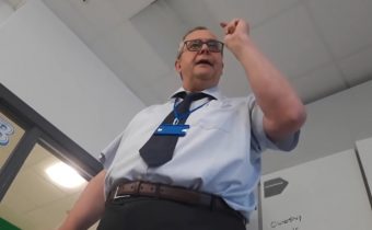 VIDEO: Učiteľ vo Veľkej Británii vyhodil študenta z triedy, ktorý trval na tom, že existujú len dve pohlavia