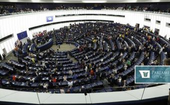 VIDEO Protesty v europarlamente aj pred ním: Niektorí poslanci ukázali počas hymny chrbát