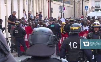 VIDEO Takto ilegálni migranti obsadili Panteón v Paríži. Turistov evakuovali