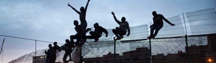 Asi 50 migrantov preniklo cez hranice do španielskej enklávy Melilla