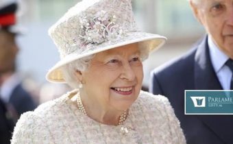 Britská kráľovná Alžbeta II. zvolala na pondelok krízové stretnutie kráľovskej rodiny
