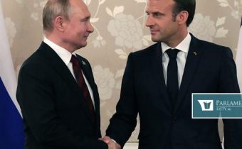 Existuje reálna šanca pre mier na Ukrajine, povedal Macron
