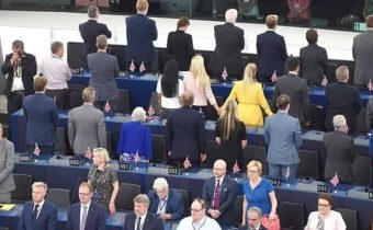VIDEO: Niektorí europoslanci sa počas hymny EÚ obrátili chrbtom