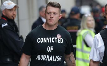 VIDEO: Tommy Robinson byl ve Velké Británii odsouzen k 9 měsícům vězení za pohrdání soudem, protože dělal novinařinu před budovou soudu a natáčel obžalovaný gang arabských pedofilů a obchodníků s dětskou pornografií! Ve skutečnosti však šlo o klienty těchto muslimských kšeftařů! Pedofilie a ochrana islamistů, kteří se u soudu bránili, že smí podle práva Šaría souložit s dívkami již od 9 let, anebo ochrana aristokratů, makléřů a bankéřů z londýnského City?