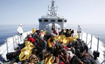 OSN vyzýva Európu na prijatie viac ako 500 uviaznutých migrantov