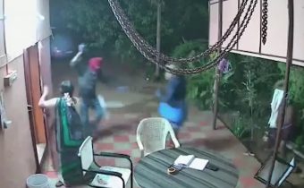 Starší indický pár se ubránil maskovaným lupičům s mačetami za pomocí pantoflí a nábytku (Video)