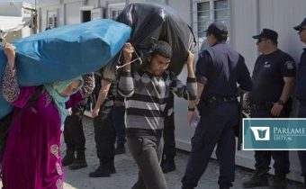 Tvrdý zásah polície slzotvorným plynom proti migrantom na ostrove Lesbos
