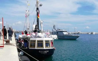 VIDEO: Taliansko skonfiškovalo loď nemeckej mimovládky, ktorá prevážala migrantov
