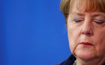 Merkelová a socialisti utrpeli v regionálnych voľbách straty, antiimigračná AfD rastie na popularite