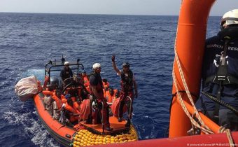Deset lodí nevládních organizací nyní působí ve Středomoří, zatímco italská levice tlačí na otevření hranic