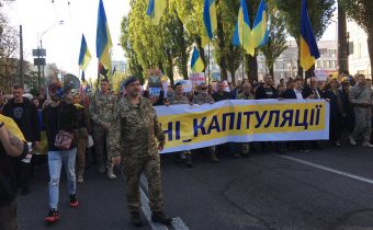 „Ne kapitulaci! Smrt našim nepřátelům!“ Nacionalisté pochodovali v Kyjevě proti mírovému plánu na Ukrajině