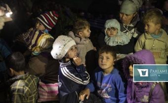 Grécke tábory sú preplnené. Európska komisia prosí: Prijmite deti!