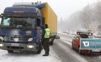 Cestári hlásia vrstvy kašovitého snehu. Na severe Slovenska si dávajte pozor