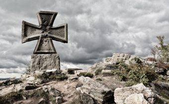 Nacistický pomník v jizerských horách. Pohled emeritního policejního rady