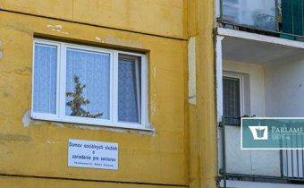 V pezinskom domove sociálnych služieb pozitívne testovali 47 ľudí. Sedem ľudí už hospitalizovali v Bratislave