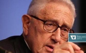 Svet v plameňoch. Ľudia si povedia, že vlády zlyhali, bojí sa veterán politiky USA Kissinger. Čo po víruse?