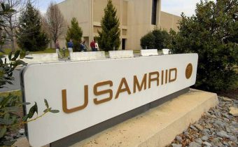 Čína ukázala na americkou vojenskou laboratoř USAMRIID ve Fort Detrick v Marylandu s nejvyšším stupněm biologické ochrany v USA na stupni BSL-4 jako na místo, odkud unikl první kmen Coronaviru, jenž kontaminoval odpadní vody po havárii parní dezinfekční čističky! CDC vloni v červenci zjistila, že americká armáda přes rok tajila, že v závodě na biologický výzkum nefunguje čištění odpadních vod z BSL-4 aktivního perimetru a laboratoř okamžitě uzavřela kvůli hrubému porušení biologické ochrany po záplavách laboratoří z jara 2018! Laboratoř však byla teď počátkem dubna znovu otevřena a začala zázračně a hned testovat vakcínu proti Coronaviru, navzdory svému uzavření od srpna loňského roku!