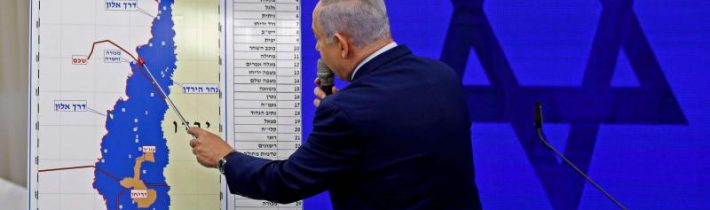 Pražský Jeruzalém: Prezident republiky i premiér se společně semkli na obranu a ochranu Izraele a Netanyahuova plánu na anexi Západního břehu Jordánu a počátek budování Velkého Izraele! Plán odsouhlasený minulý rok Donaldem Trumpem bude znamenat vyhlazení Palestiny z mapy Blízkého Východu a exodus zbytků Palestinců do světa, především do Evropy! Současný ministr i bývalí ministři zahraničí jsou proti, i když Karel Schwarzenberg je proti z jiných důvodů! Kdo si nasadí jarmulku, kdo se pokloní u Zdi a kdo se zapíše svým jménem u Zdi, ten musí sloužit!