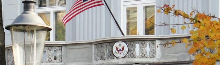 Pripomenutie: AMBASÁDA USA OPÄŤ VYMÝVA MOZGY