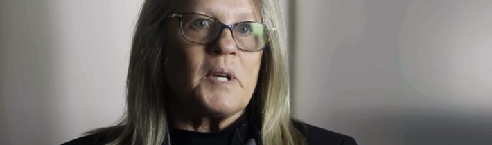 VIDEO: Americká molekulární bioložka v rozhovoru odhalila komplot a spiknutí okolo Covid-19 hysterie a sociální sítě zareagovaly okamžitým banováním a mazáním jejího rozhovoru! Vakcinační lobby je založena na jednoduché premise povinné vakcinace všech na základě paniky a dosáhne se toho umělým navyšováním čísel onemocnělých a zemřelých! Americké soukromé kliniky berou za každého nakaženého pacienta příplatek 13 000 dolarů, pokud se mu ale přitíží a dostane se na ventilátor, klinika dostane od vlády a pojišťoven za pacienta skoro 40 000 dolarů! Cílem nemocnic je teď generovat co nejvíce pacientů pozitivních na Covid-19 a dokonce se snažit o to, aby se jim přitížilo a mohli být připojeni na ventilátory! Doktoři mají instrukce označovat zemřelé za oběti Covid-19, i když zemřeli na něco jiného!