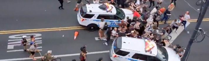 VIDEO: Globalisté spustili v USA občanskou válku, ve všech 21 amerických městech s hlavními centry nepokojů a občanských povstání jsou u moci starostové za Demokratickou stranu, ani jeden jediný není Republikán! Více než 80% demonstrantů v ulicích Minneapolis není z Minnesoty, ale přijeli do města organizovaně autobusy a vlaky! Policie v New Yorku se bojí zápalných Molotov koktejlů a najíždí policejními auty do demonstrantů! Na ulici už leží první běloši s rozbitými hlavami v tratolištích krve a americká CNN po útoku demonstrantů na své sídlo v Atlantě vypustila hoax, že prý za vypuknutím nepokojů v USA stojí opět Rusko!