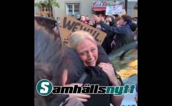 Švédové jsou bohužel dávno ztraceni. Policistka ve Stockholmu vejde do davu a omlouvá se za to, že je bílá (video)