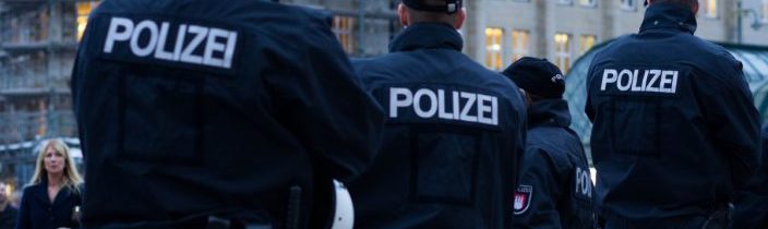 Německá policie zatkla černého drogového dealera a tím spustila násilnou demonstraci “proti rasismu”