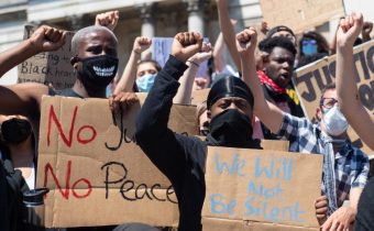 Nepokoje z USA se přenesly už i do Londýna. Taky zde řádí Antifa, Black Lives Matter a další  „pokrokové ultralevicovo-teroristické bojůvky“ (VIDEA)