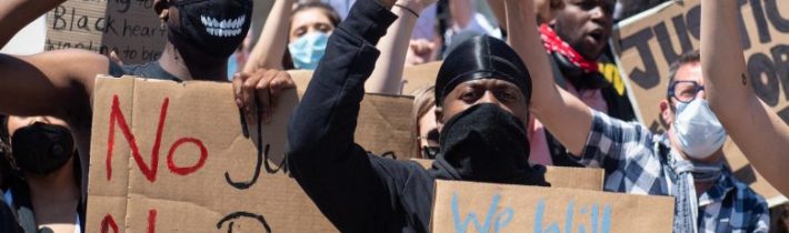 Nepokoje z USA se přenesly už i do Londýna. Taky zde řádí Antifa, Black Lives Matter a další  „pokrokové ultralevicovo-teroristické bojůvky“ (VIDEA)