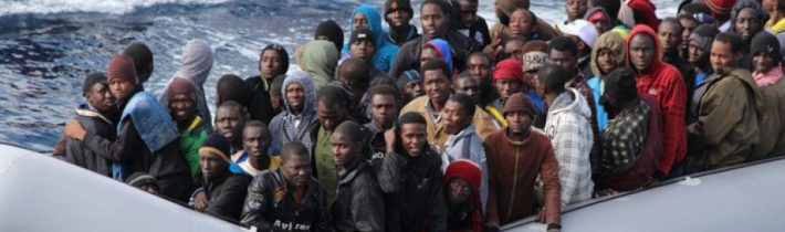 Migranti přeplouvající Lamanšský průliv vyhrožují, že utopí své vlastní děti