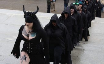 Satanisté v USA uspořádali o víkendu ve 22 amerických městech pochody za jedinou světovou vládu. Ty samé požadavky jako globalisté, US demokratická strana, neomarxisté, sionisté …náhoda?