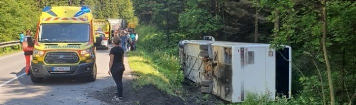 Na Donovaloch sa prevrátil autobus s deťmi