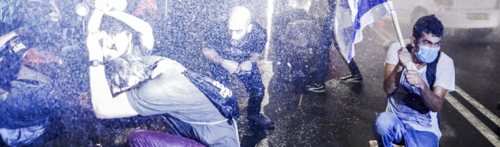 Tisíce Izraelčanov demonštrujú proti vládnym koronavírusovým opatreniam