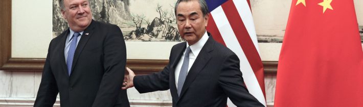 Čínsky minister zahraničia voči ruskému náprotivku: „USA sa zbláznili“