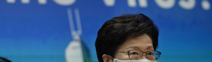 Šírenie koronavírusu nie je v Hongkongu pod kontrolou, tvrdí Lamová