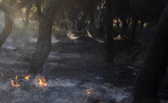 Požiar v okolí Korintu zlikvidovali, Grécko však bojuje s ďalšími