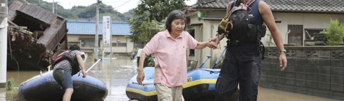 Pre záplavy a zosuvy pôdy v Japonsku museli evakuovať 200-tisíc ľudí
