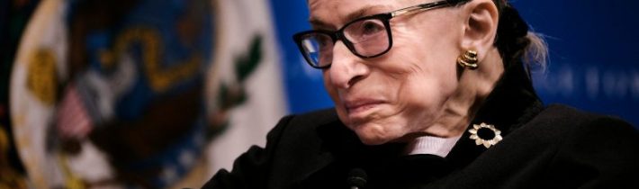 „Liberálna“ 87 ročná sudkyňa Najvyššieho súdu USA ktorá sa už trikrát liečila na rakovinu, sa na ňu opäť lieči, odstúpiť však nemieni, pretože by to mohlo posilniť Trumpa. Vytrvá vraj až do konca.