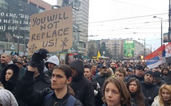 V Srbsku vypukl státní převrat proti pro-bruselské vládě, která chce znovu Srby zavřít do karantény! V Bělehradu se šíří informace, že vládou nakoupené testy úmyslně označují zdravé lidi za pozitivně nakažené a opozice obviňuje vládu, že je to úmysl na zákaz demonstrací! Demonstranti skandují proti budování 5G sítí, proti migraci a proti rozprašování Covidu-19 z letadel! A právě šíření Covidu-19 vzduchem potvrdila skupina vědců, kteří kritizují WHO, že tento vektor přenosu viru přehlížela! Na Aeronetu jsme přitom na přenos viru vzduchem upozorňovali již před 3 měsíci a stejně tak na podivné přelety letadel sem a tam!