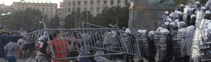 Srbsko: Protivládne protesty vypukli vo viacerých mestách sprevádzalo násilie