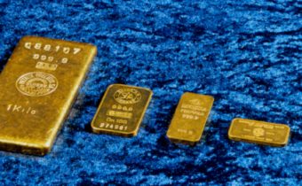 Zaprodanci z ČNB prodali Rothschildům těměř celé České zlaté rezervy (největší podíl zlatých rezerv v EU) v době, kdy bylo zlato nejlevnější. Teď, když je zlato nejdražší, Česko začíná nakupovat.