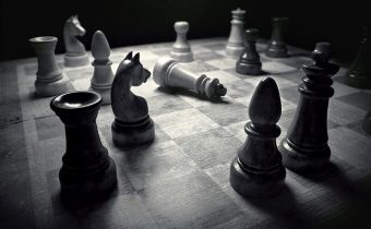 Cenzura šachových komentářů Googlem: černý nesmí dostat MAT! Západní demokracie se blíží svému Matu