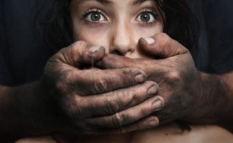 Britská justiční mafie se znásilněnými a zneužitými oběťmi muslimských gangů příliš nezabývá
