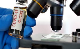 Evropská komise chce kvůli koronaviru zmírnění „přísných pravidel pro schvalování očkovacích látek obsahujících geneticky modifikované organismy“